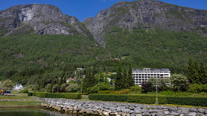 Alexandra Bad og Spa omgitt av skog med fjell i bakgrunnen