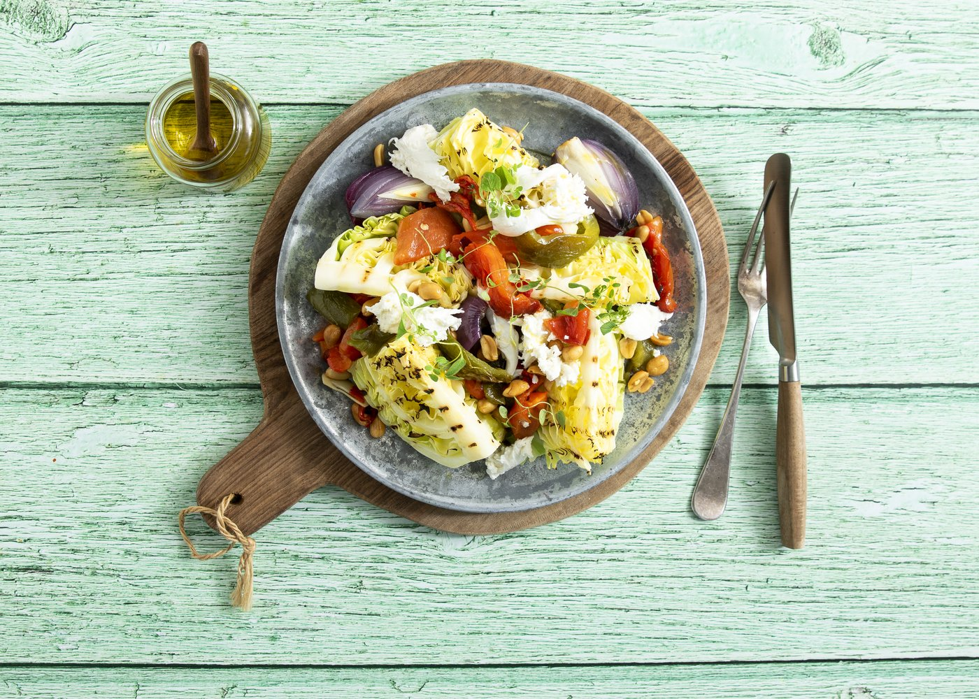 Fargerik salat med grillet spisskål, tomater, rødløk, cottage cheese, nøtter og friske urter