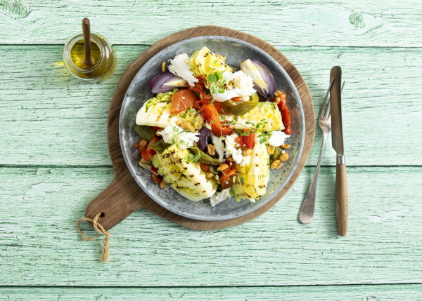 Fargerik salat med grillet spisskål, tomater, rødløk, cottage cheese, nøtter og friske urter