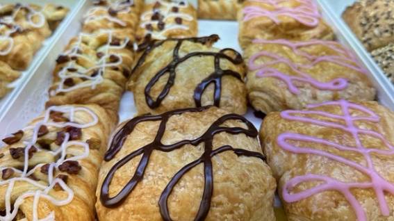 Ferske bakverk med sjokolade og melisglasur.