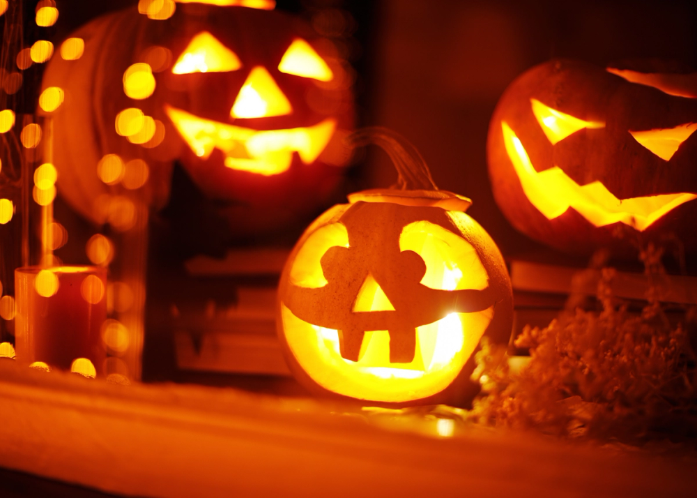 Halloween-lykter i et vindu