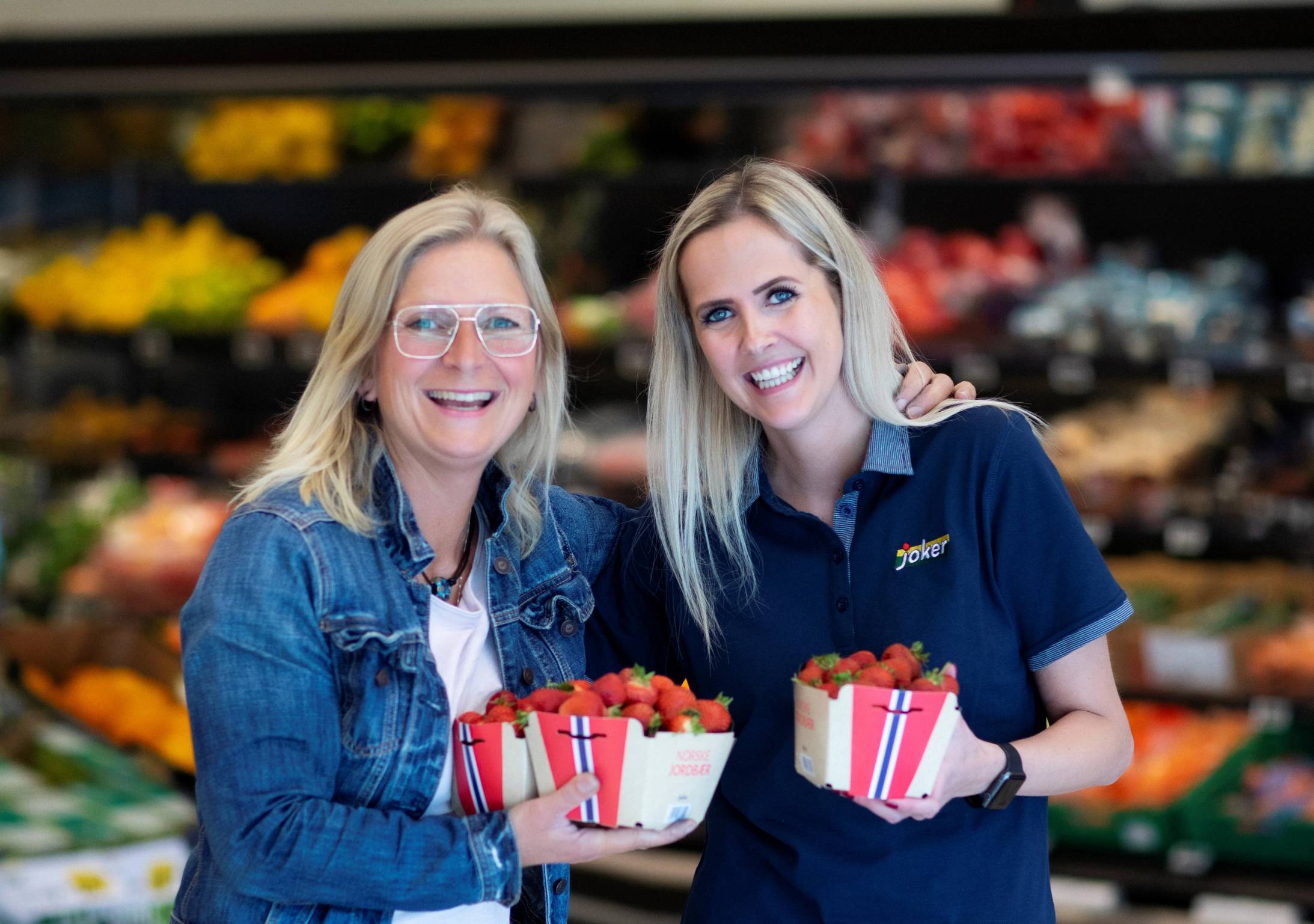 To kvinner med jordbær-kurver i Joker Holvika