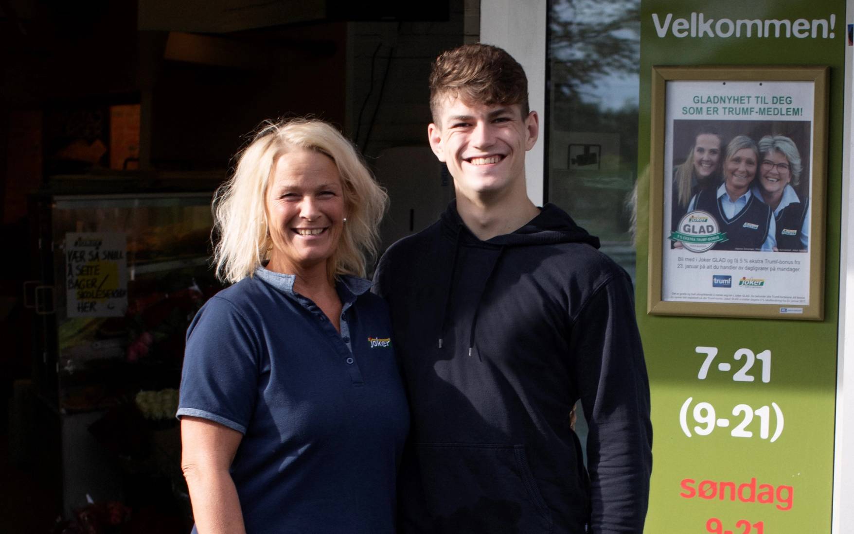 En ansatt og kunde foran Joker Brustadbua