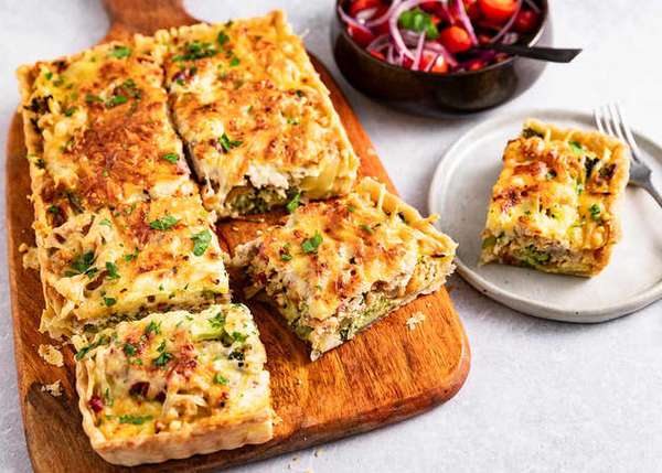 Kjøttdeigpai med brokkoli og løk