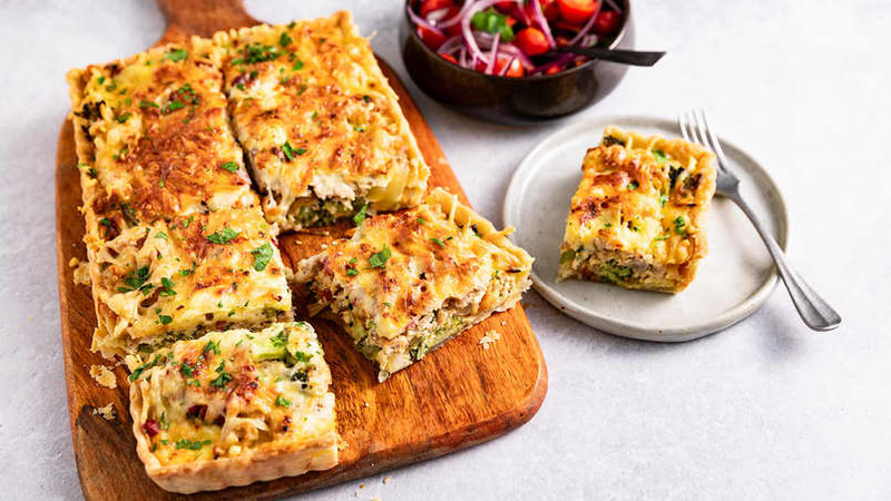 Kjøttdeigpai med brokkoli og løk