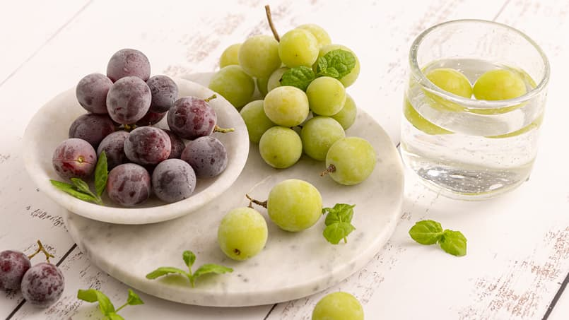 Grønne og røde druer på et fat
