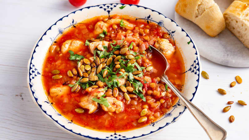 En skål med tomat- og linsesuppe