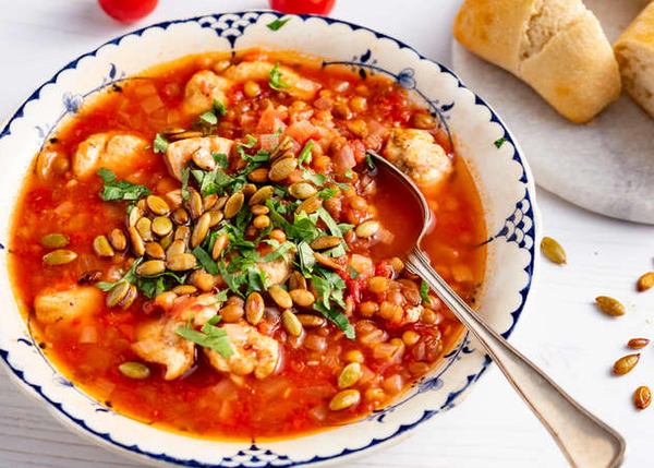 En skål med tomat- og linsesuppe