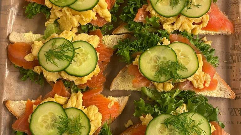 Snitter med laks, eggerøre og agurk