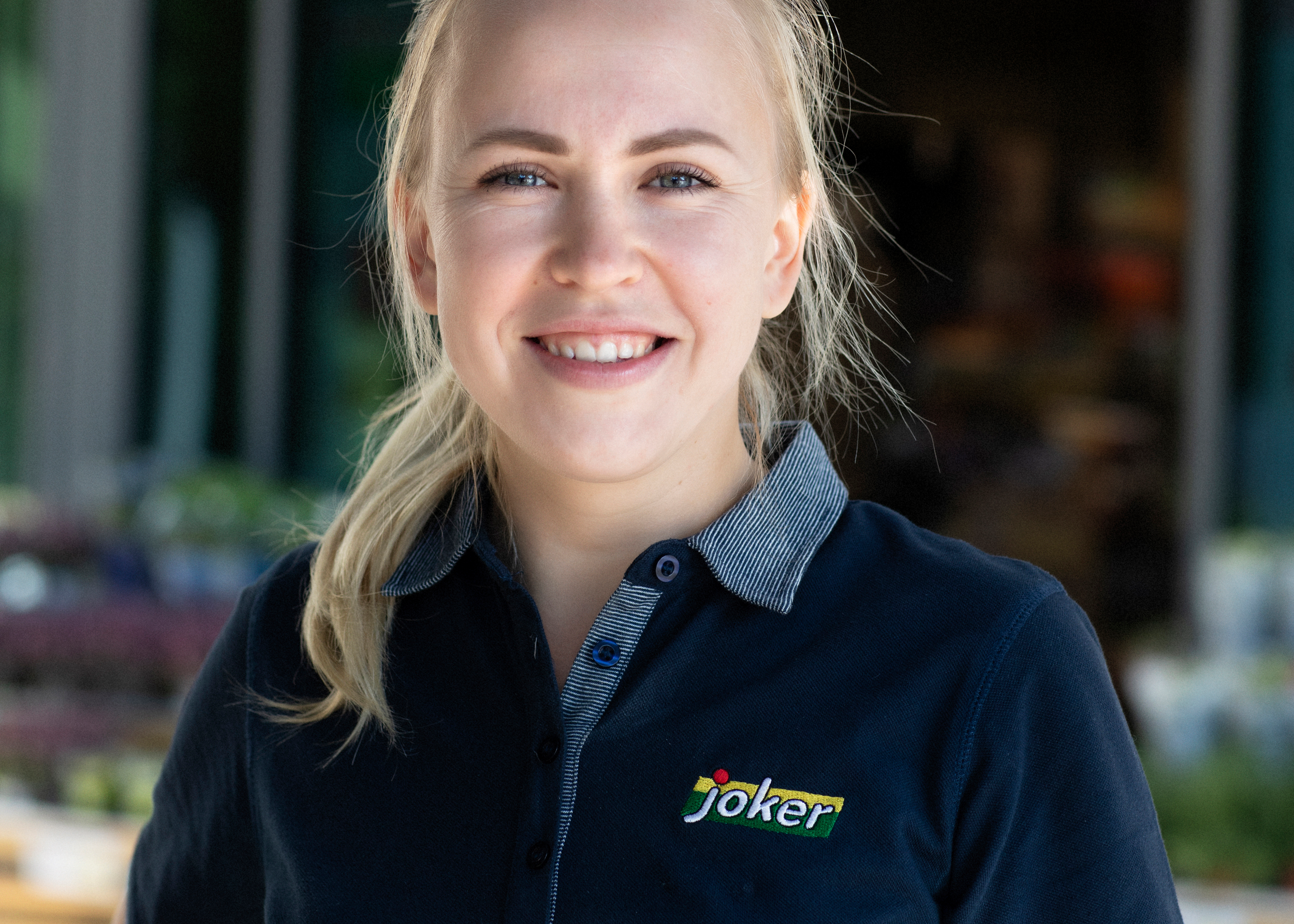 En smilende Joker-ansatt