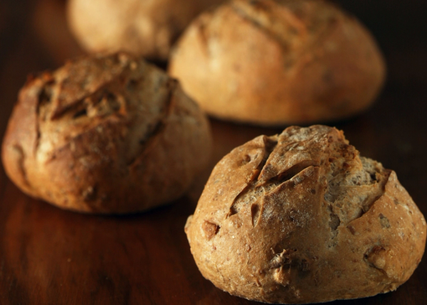Nystekte grove rundstykker på trebord