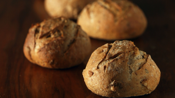 Nystekte grove rundstykker på trebord