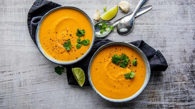 To skåler med gulrotsuppe