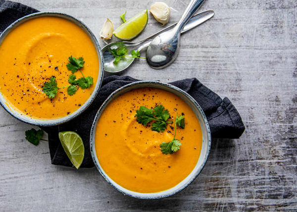 To skåler med gulrotsuppe