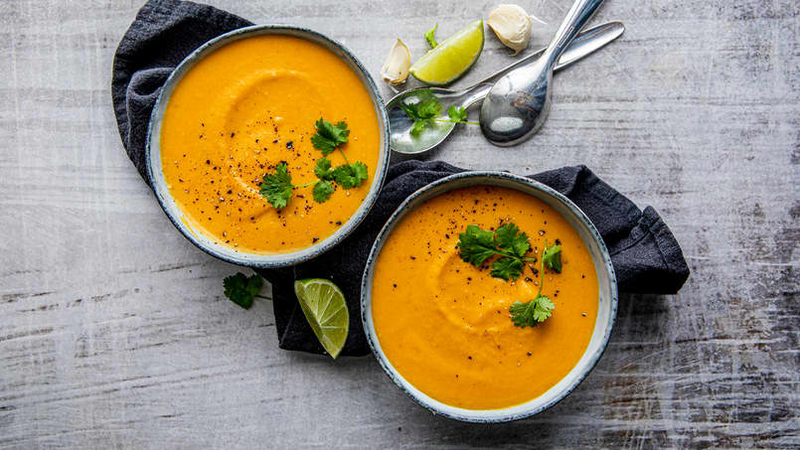 To skåler med gulrotsuppe