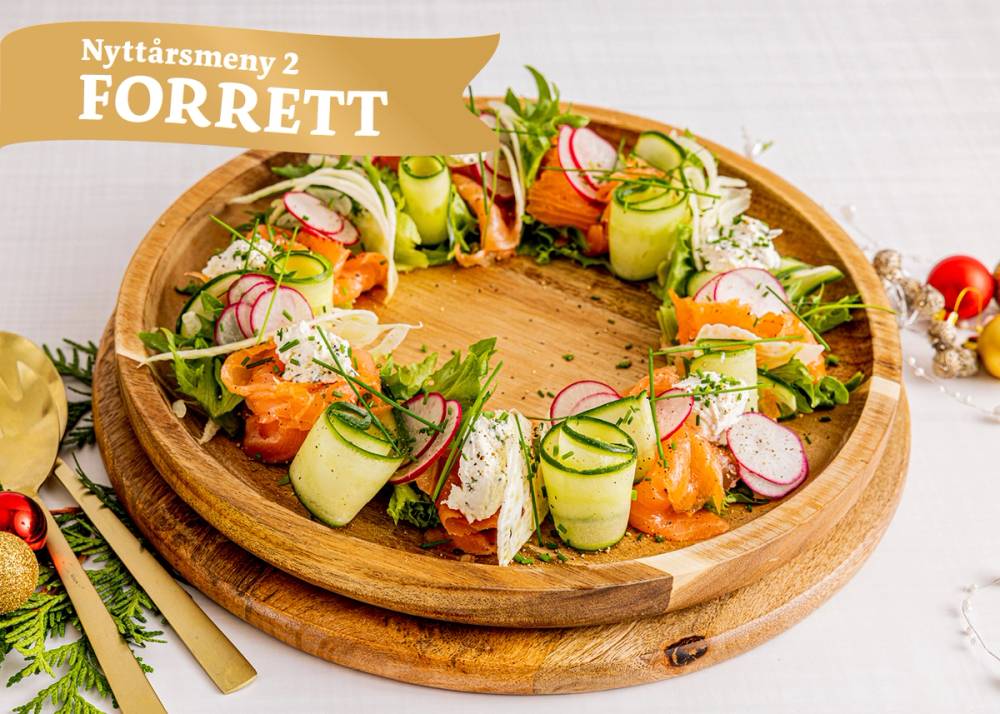 Nyttårsmeny 2 – Forrett: Røkelakskrans med snøfrisk, agurk og reddik