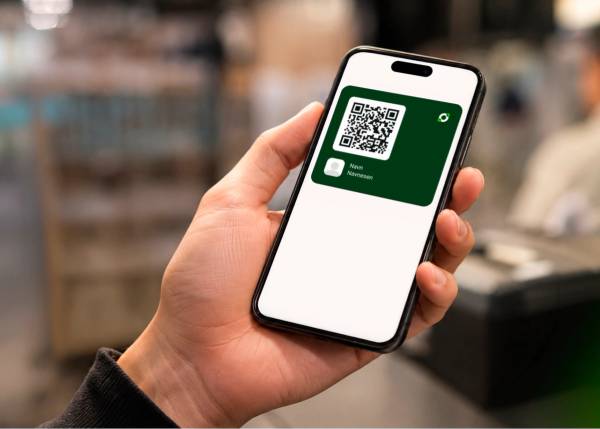 Hånd som holder en mobiltelefon med digital ID-appen vist på skjermen.