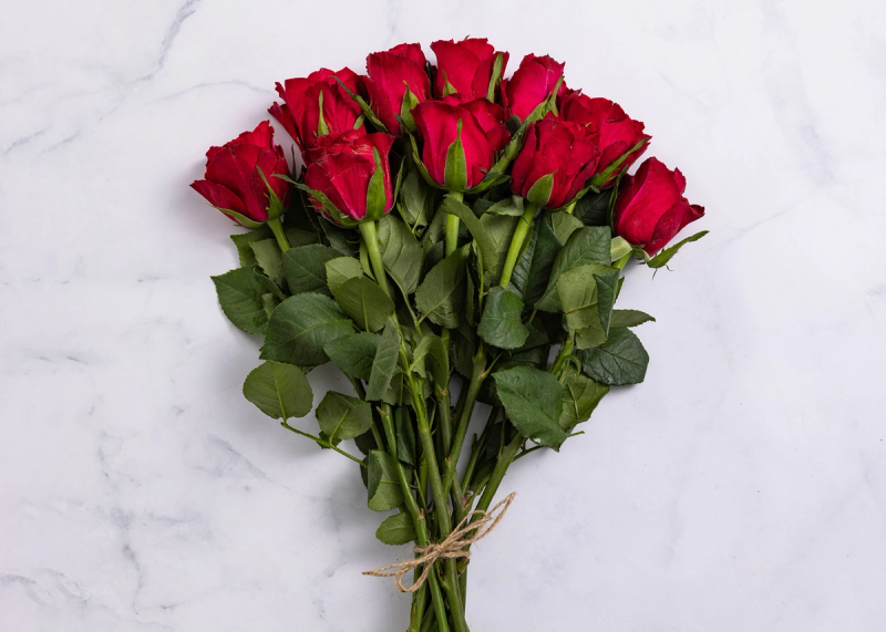 En vakker bukett med røde roser