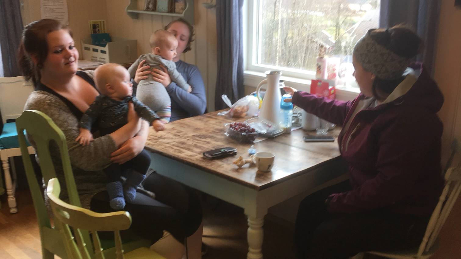 Småbarnsmødre rundt et bord på Drøsestova