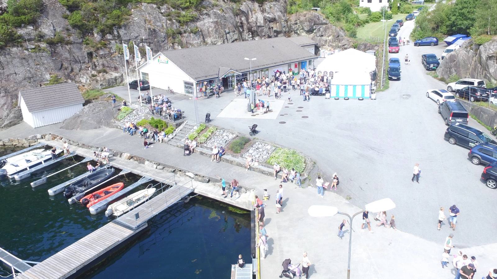 Oversiktsbilde av småbåthavnen og Joker Vatlandsvåg