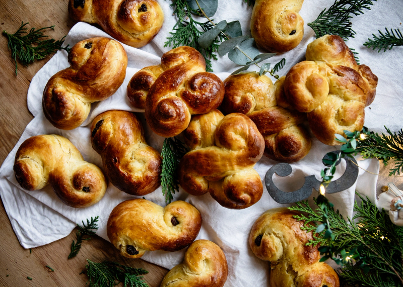 Nystekte lussekatter på et bord