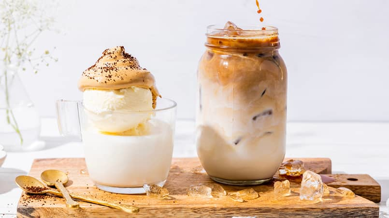 Melk brukt på ulike måter: kaffedrikk med isbiter og vaniljeis med kaffeskum