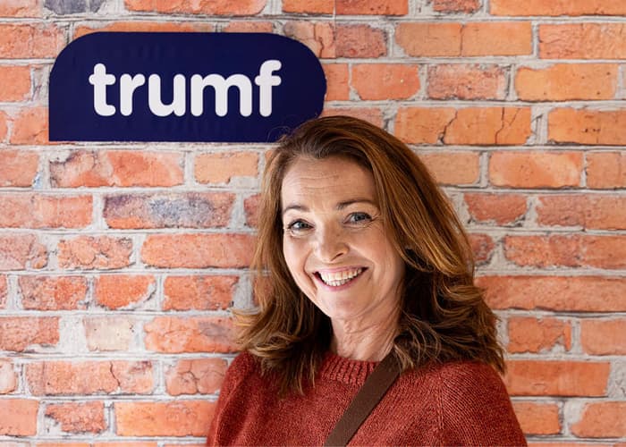 Kunne med en Trumf-logo i bakgrunnen