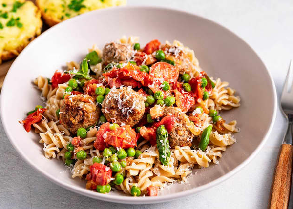 En tallerken med pasta og kjøttboller