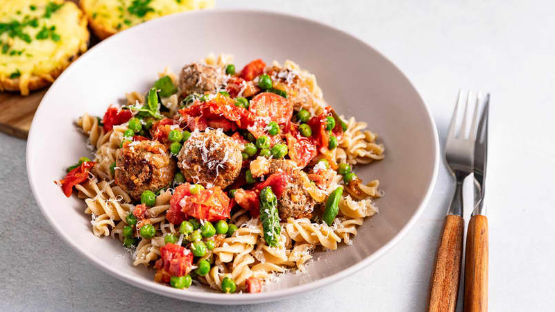 En tallerken med pasta og kjøttboller