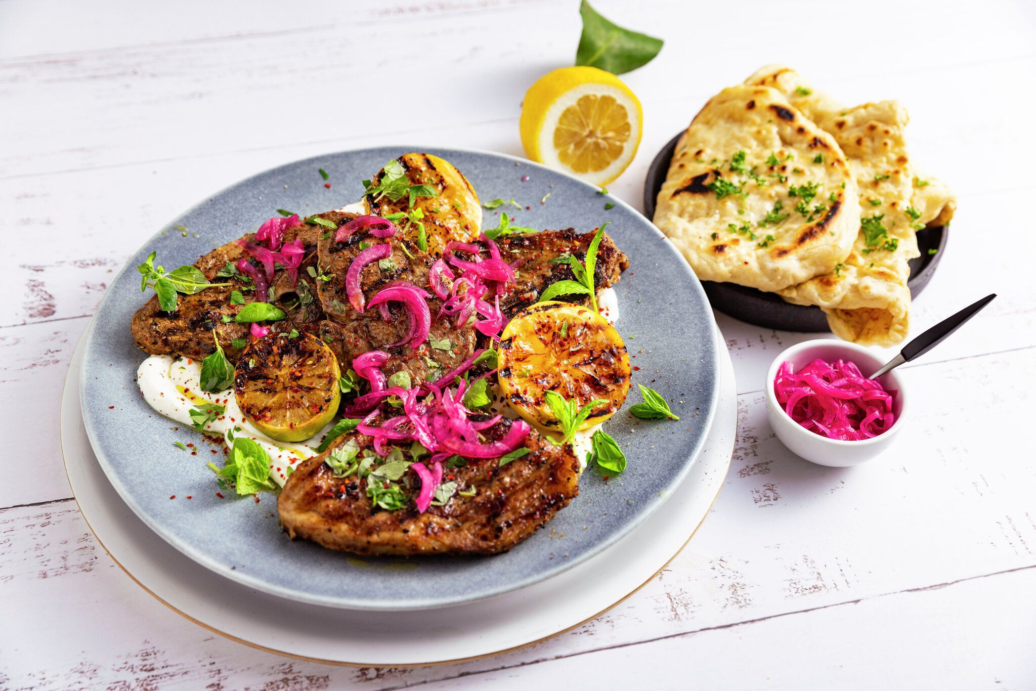 Lammelår i skiver med fetaostkrem og limemarinert rødløk