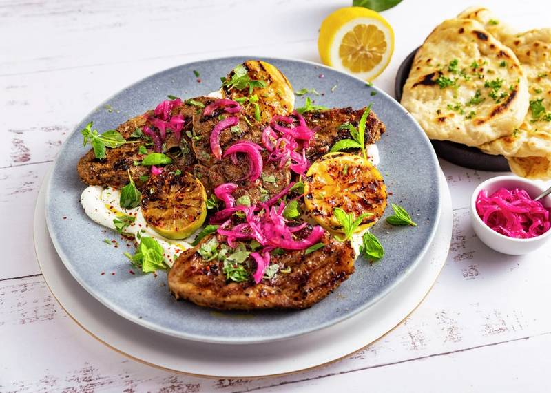 Lammelår i skiver med fetaostkrem og limemarinert rødløk