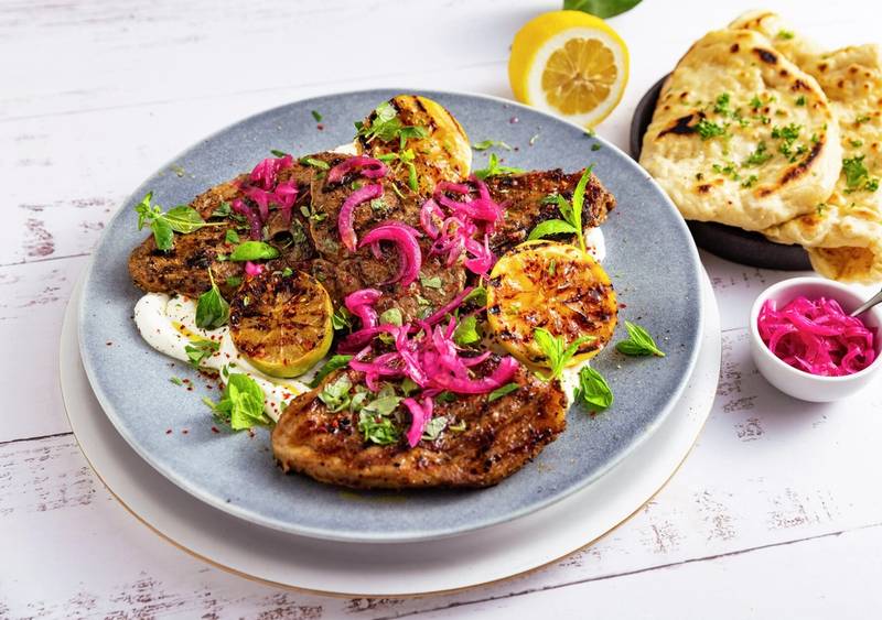 Lammelår i skiver med fetaostkrem og limemarinert rødløk