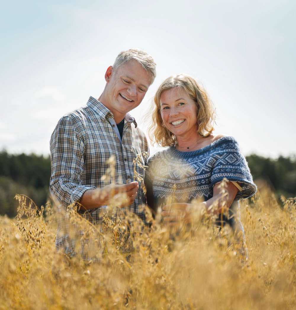 Johan Anstensrud omgitt av gyllent korn