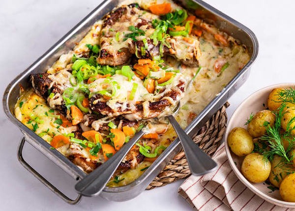Grateng med svinekoteletter, purre og gulrot