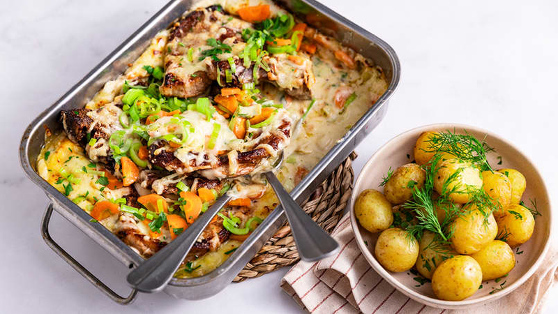 Grateng med svinekoteletter, purre og gulrot