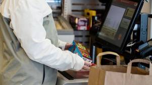 En kunde bruker selvbetjeningskassen