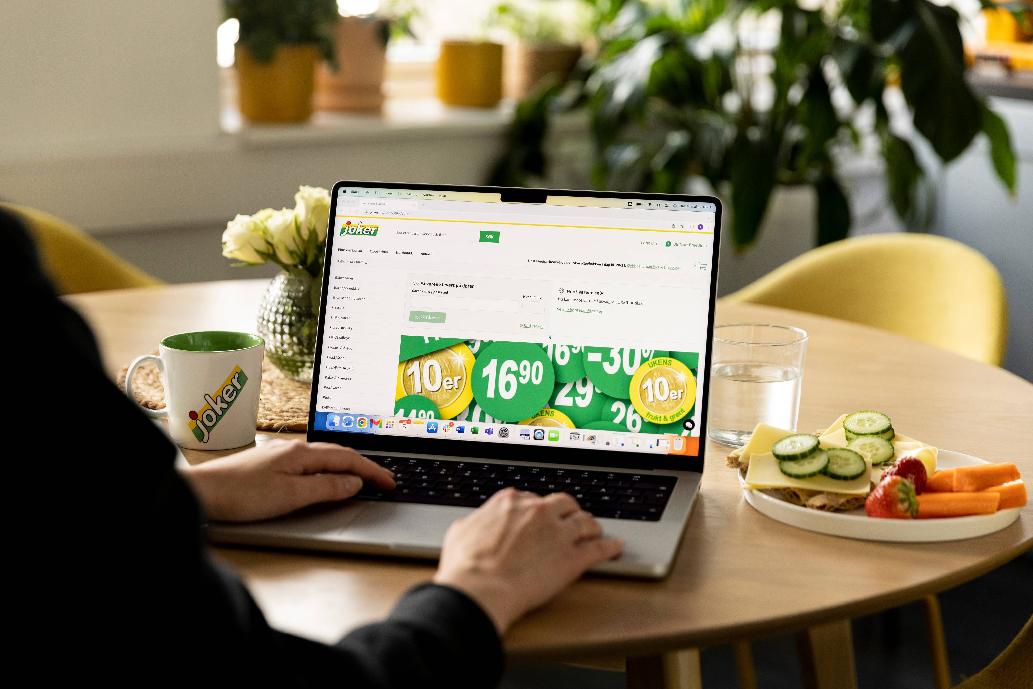En person ser på pc og ser Joker sine varer, priser og tilbud