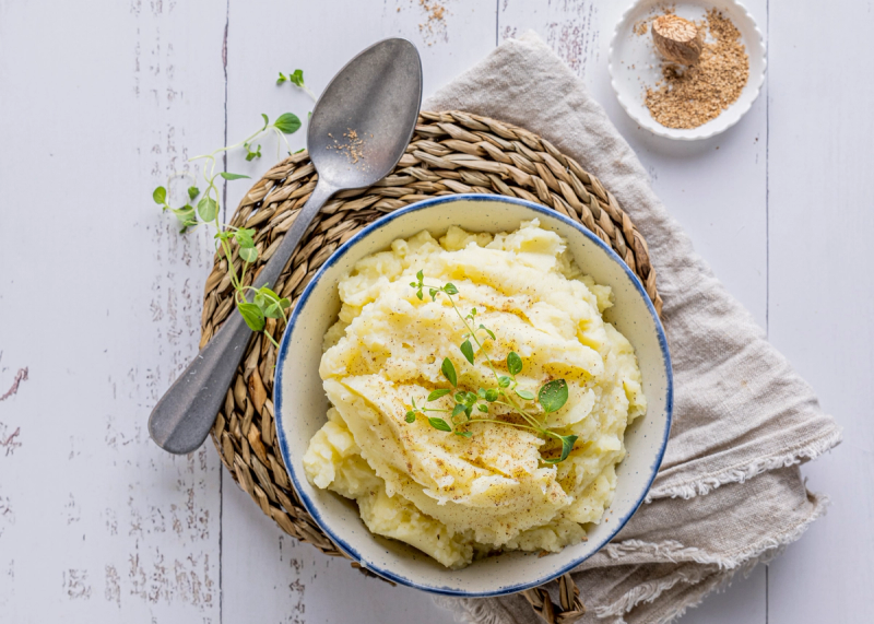 Skål med mos, pyntet med urter og krydder