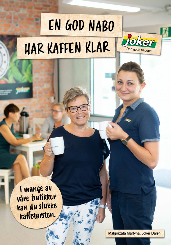 To kvinner med kaffekopper i en Joker-butikk