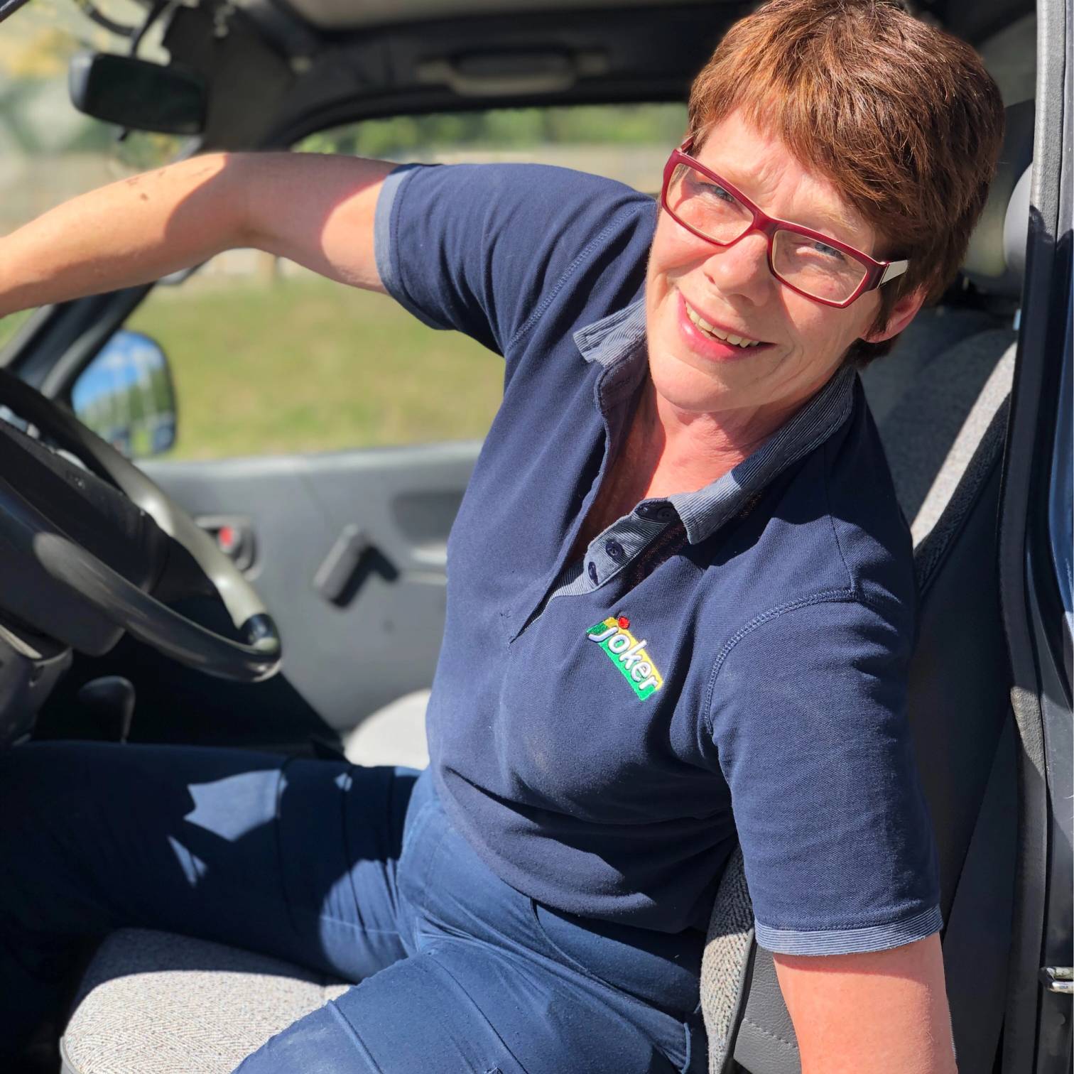 En Joker-ansatt som kjører ut varer