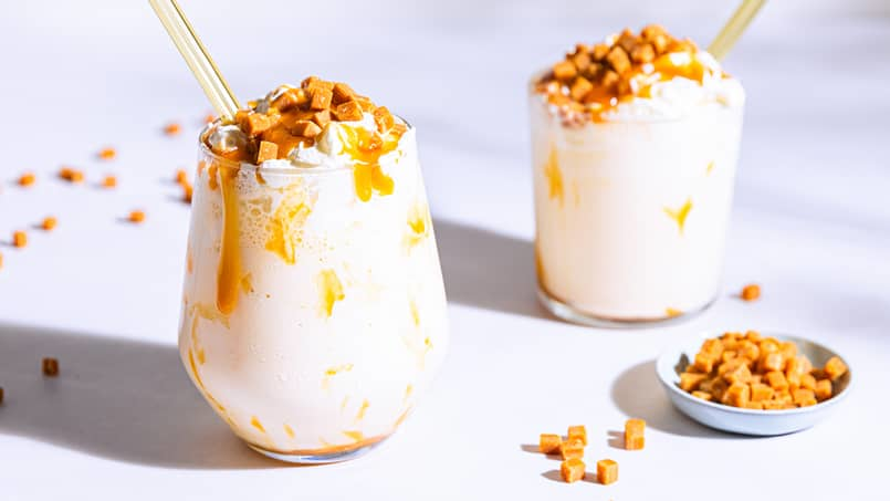 Hjemmelaget milkshake med karamellsaus, krem og topping av fudgebiter