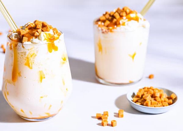 Hjemmelaget milkshake med karamellsaus, krem og topping av fudgebiter