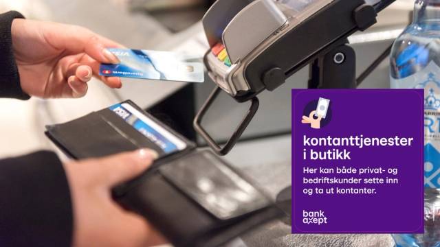 En kunde som betaler med bankkort i terminal