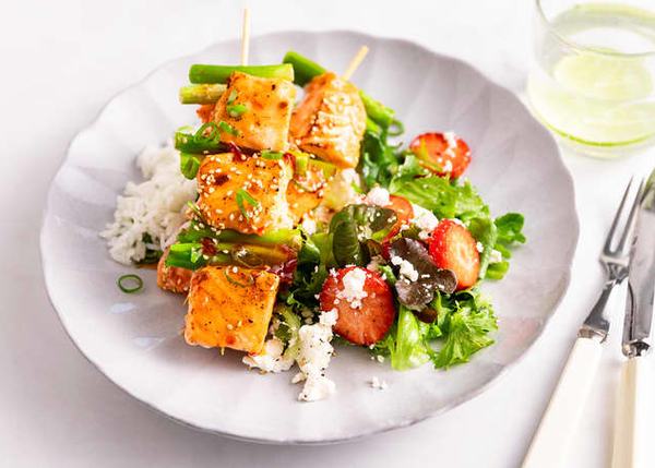 Grillspyd med laks og asparges servert med ris, salat og jordbær