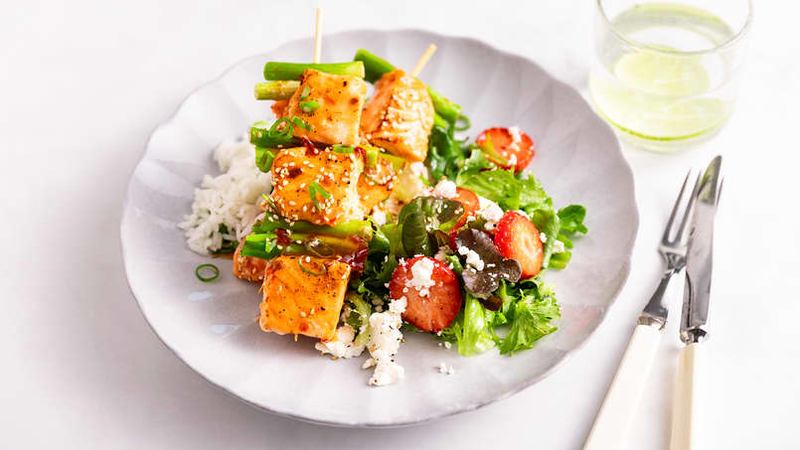 Grillspyd med laks og asparges servert med ris, salat og jordbær