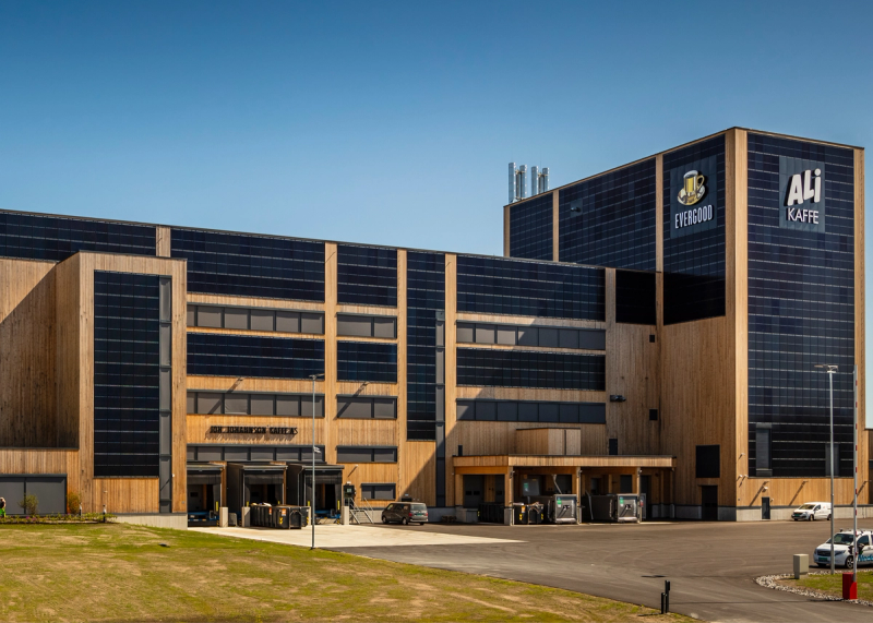 Et moderne fabrikkbygg med Evergood og Ali Kaffe logo på fasaden