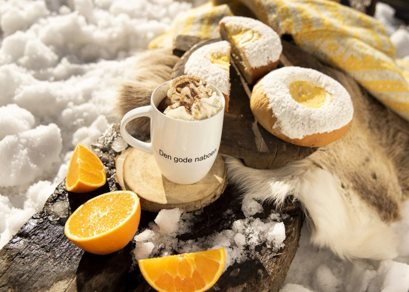 Vinterkos med kakao, solboller og appelsiner ute i snøen