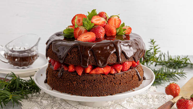 Sjokoladekake med jordbær og sjokoladeglasur