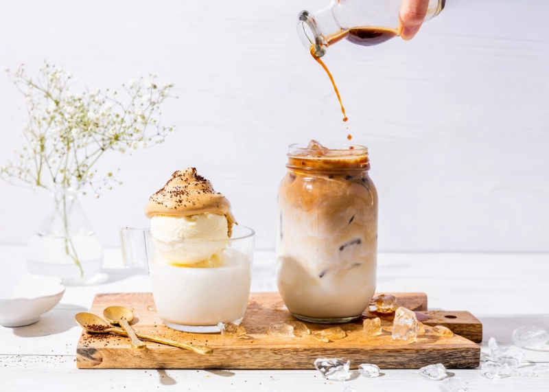 Melk brukt på ulike måter: kaffedrikk med isbiter og vaniljeis med kaffeskum