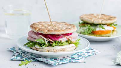 Påsmurt rundstykke med ferskt pålegg